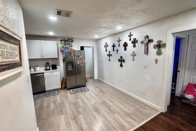 Building Photo - 508 Clear Lake Rd