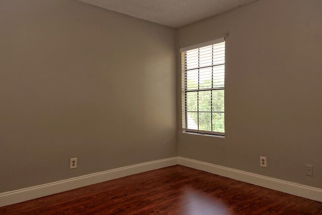 Building Photo - 1 bedroom 1 bath condo at Lakewood Park Co...