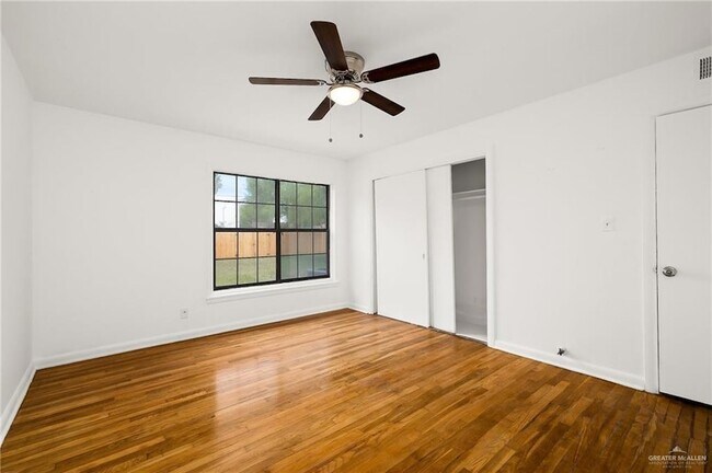 Building Photo - 1808 N Cummings Ave