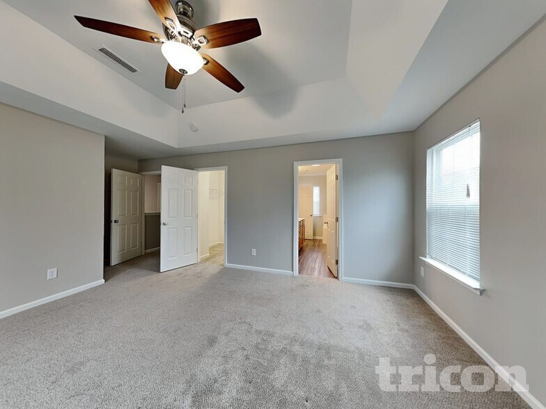 Building Photo - 2092 Roscommon Dr