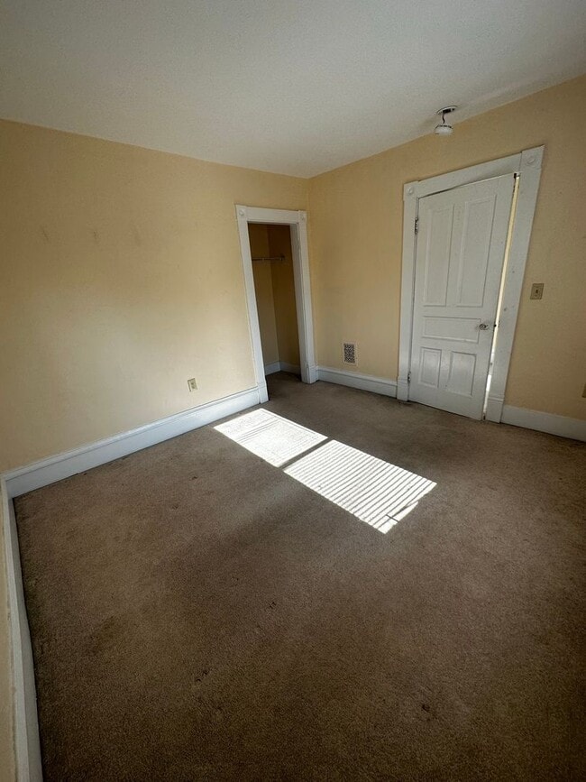 Building Photo - Newly Renovated 5 bedroom - Available June...
