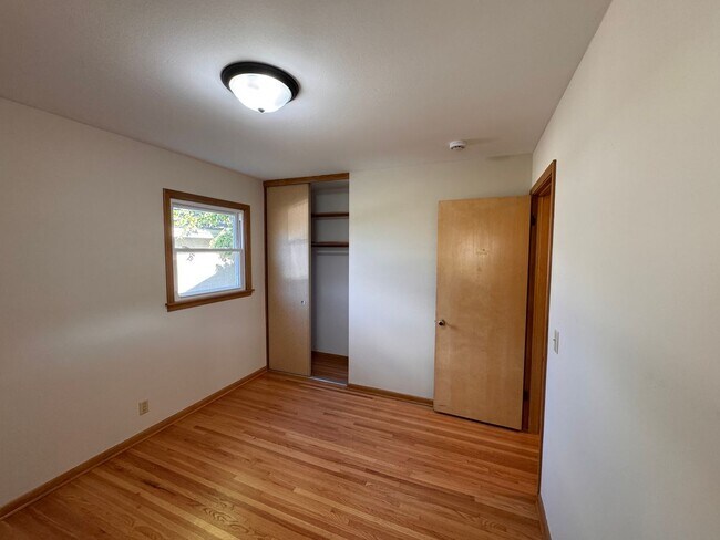 Building Photo - AVAILABLE NOW! Gorgeous, Newly Renovated 5...