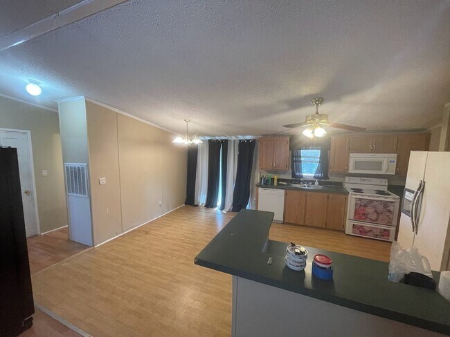 Building Photo - New on Market!