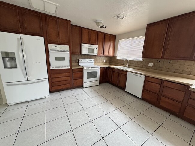 Building Photo - 5502 W Catalina Dr