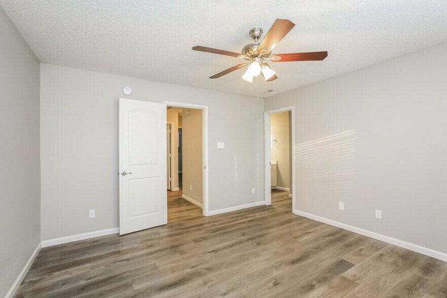 Building Photo - 2014 Dutch Elm Dr