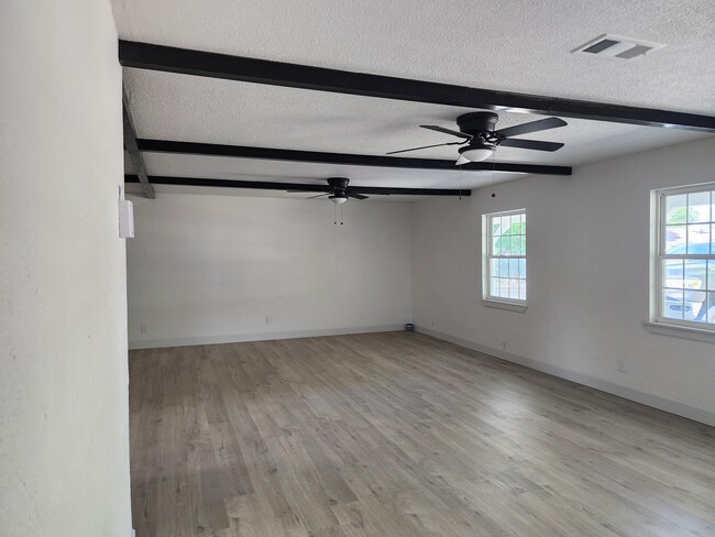Building Photo - 3014 N Garden Ave