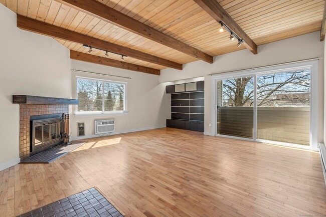 Building Photo - Newly Renovated 1 Bedroom Apartment