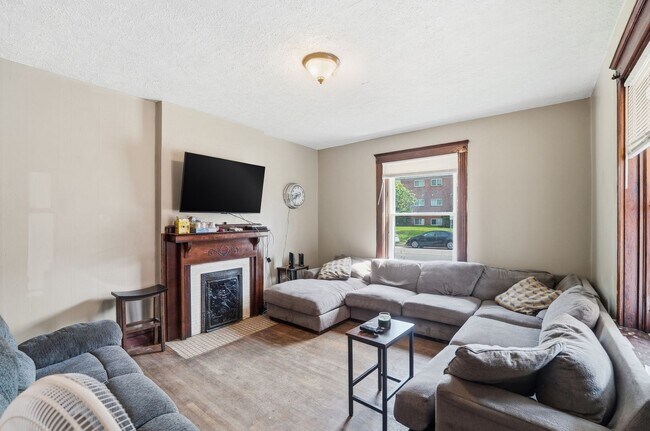 Building Photo - 5 Bedroom Clifton House Available Next to UC Campus