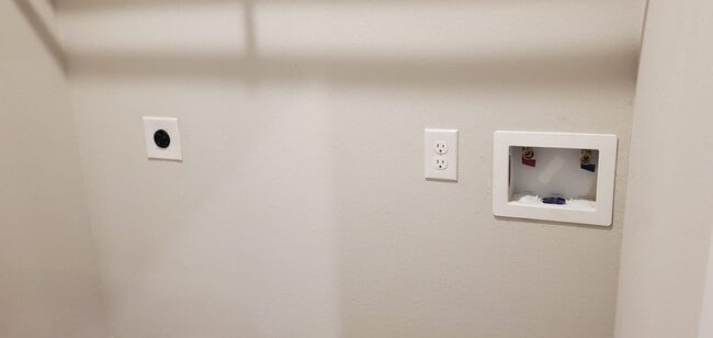 Building Photo - 11726 White Cedar St