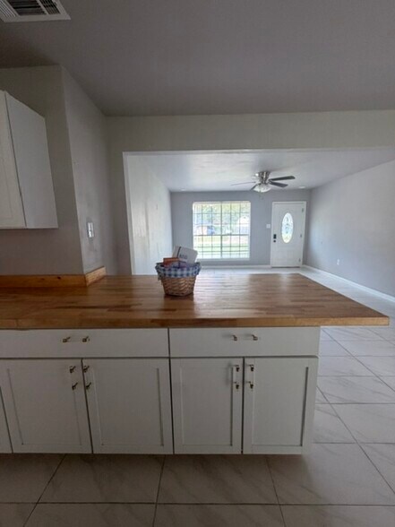 Kitchen Island - 7118 Melpomene Dr