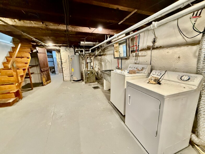 Building Photo - 2628 E Somerset St