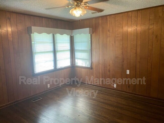 Building Photo - 201 Holly St