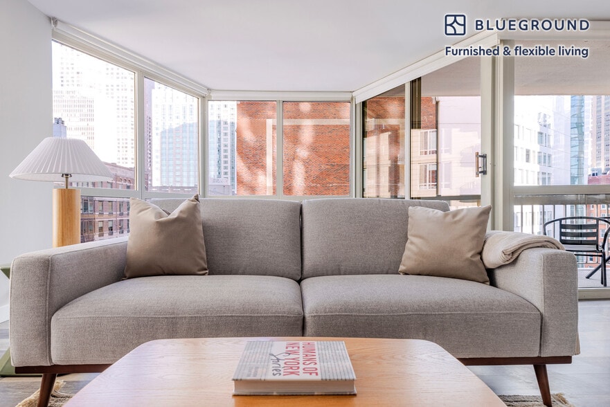 Building Photo - 1 E Delaware Pl