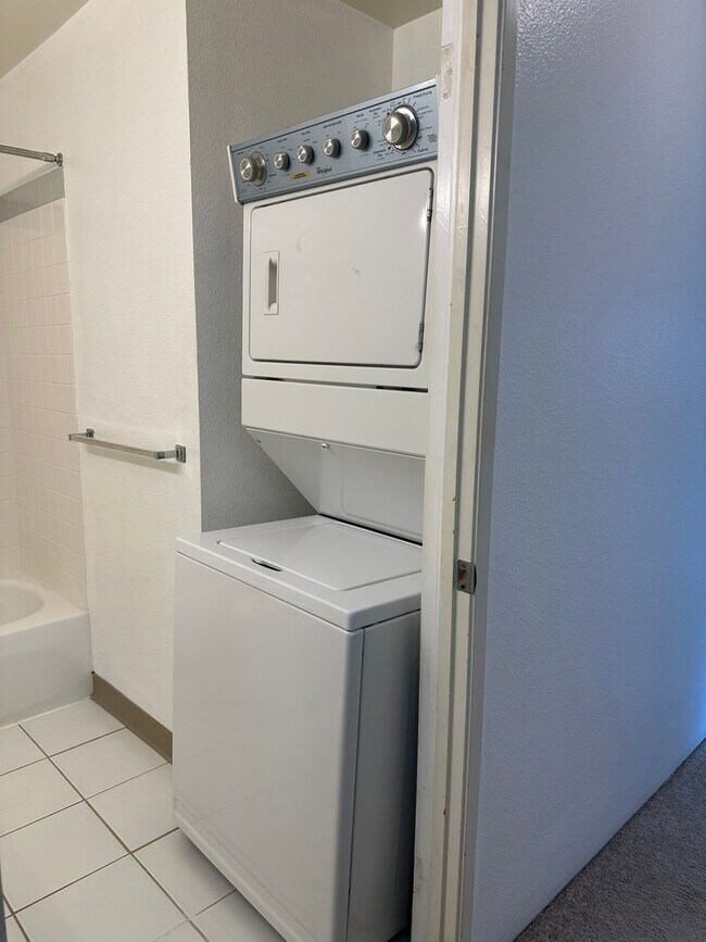 Building Photo - PARKGLEN AT WAIKELE – Clean and well-maint...