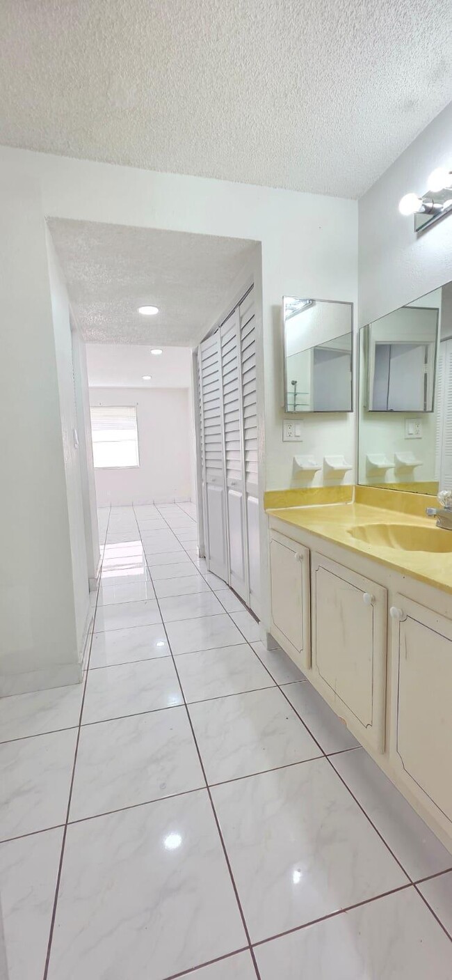 Building Photo - 5535 Lakewood Cir