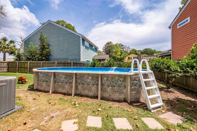 Building Photo - 3 Bedroom 2.5 Bath Single Family Home in F...