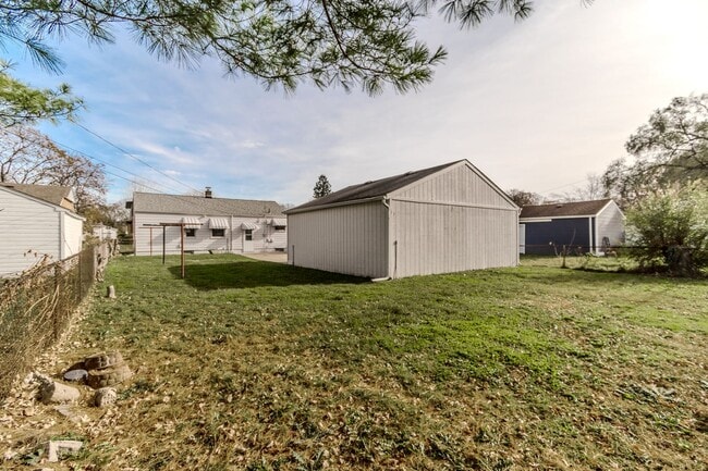 Building Photo - Beautifully Updated 3-Bedroom Home with Finished Basement & Spacious Backyard in Prime Royal Oak ...