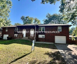 Building Photo - Freshly Updated 3 Bedroom Duplex