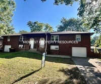 Building Photo - Freshly Updated 3 Bedroom Duplex