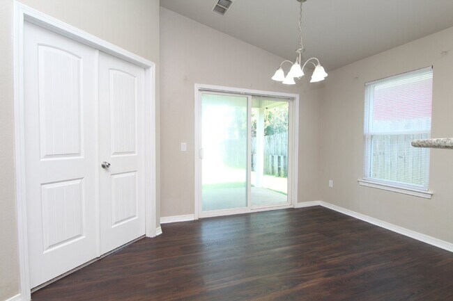 Building Photo - Coming 10/17 – 3BR/2BA with Fenced Yard in...