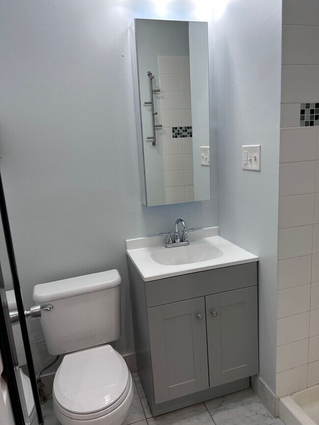 Building Photo - 2216 Summer St