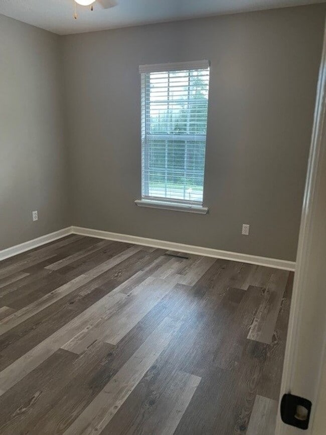 Building Photo - Available NOW – Renovated 3 Bedroom, 2 Bat...