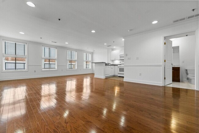 Building Photo - 812 Grand St