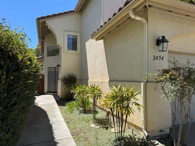 Building Photo - Rent a Beautiful Home Backing the Golf Cou...