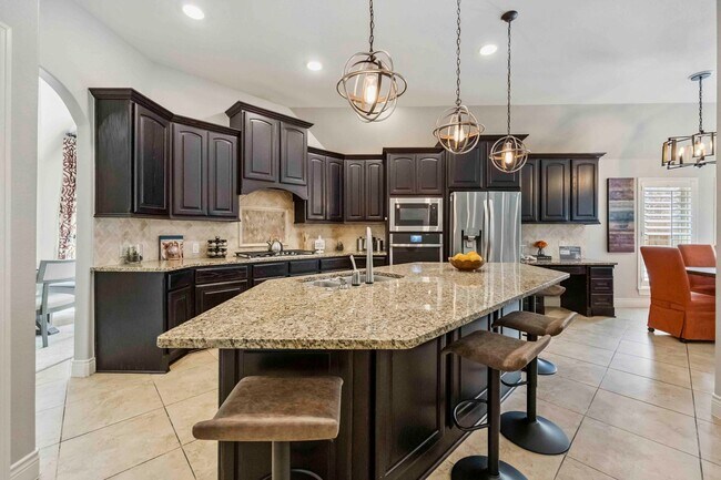 Building Photo - Beautifully maintained 4-beds, 3-bath, 3 c...