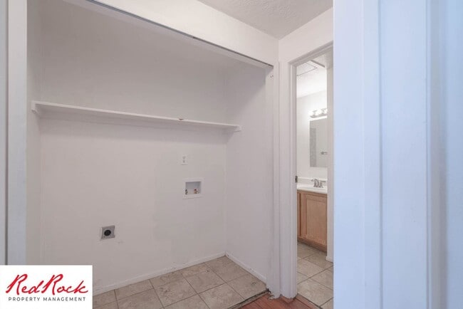 Building Photo - Charming 2 Bed / 1 Bath Apartment in a Prime Location