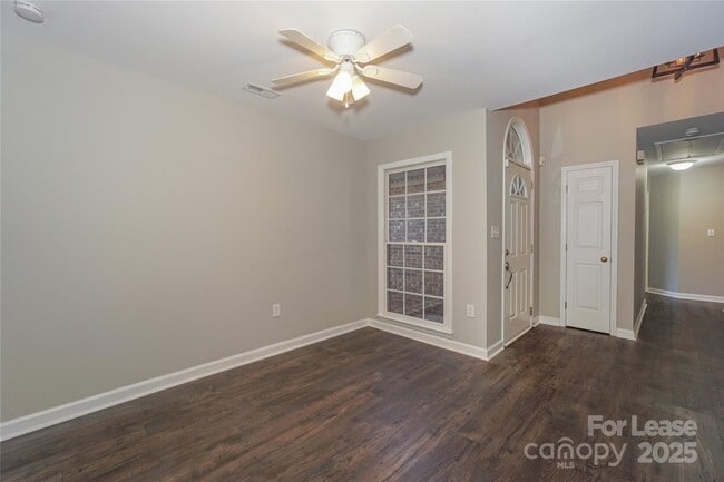 Building Photo - 840 Emerson Dr
