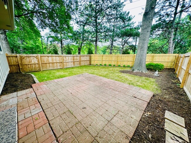 Building Photo - {12311} Spacious Townhome in Desirable OP ...