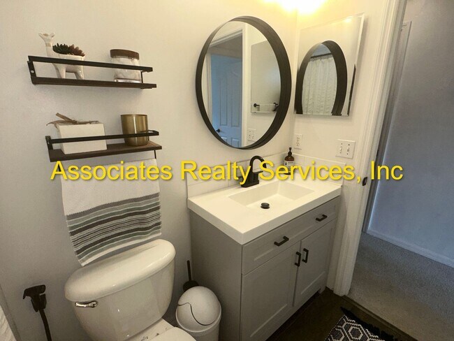 Building Photo - Beautiful 4 Bedroom/3 Bathroom in BROADMOOR!