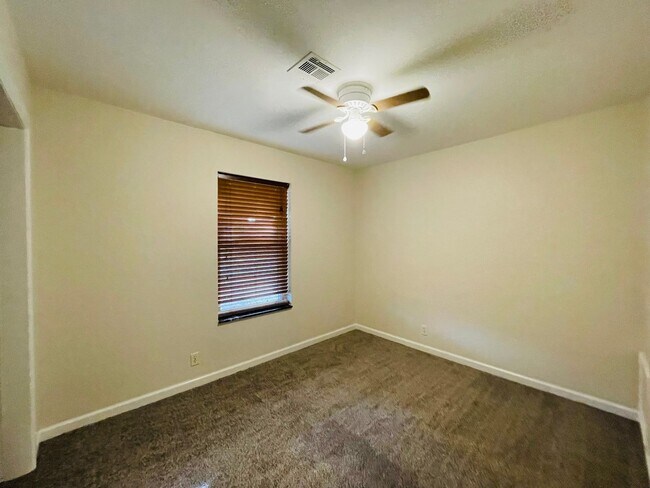 Building Photo - Recently remodeled home