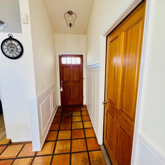 Building Photo - 325 W Santa Barbara