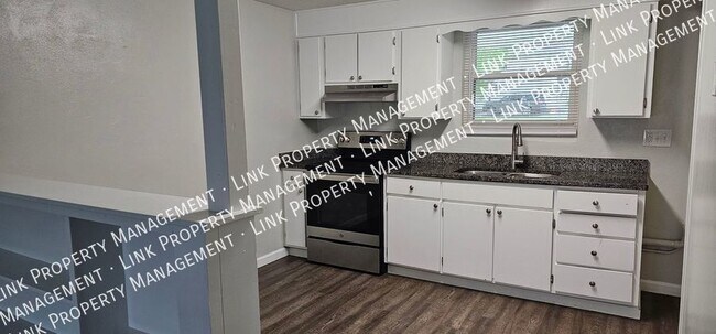 Building Photo - 1640 Keeble St