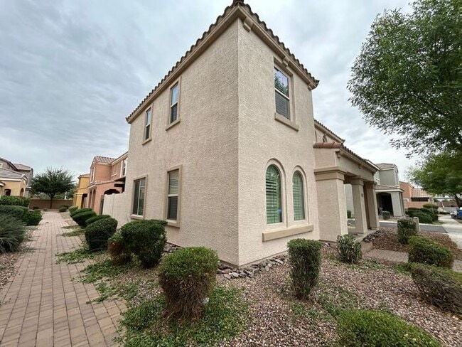 Building Photo - 2251 S Ponderosa Dr