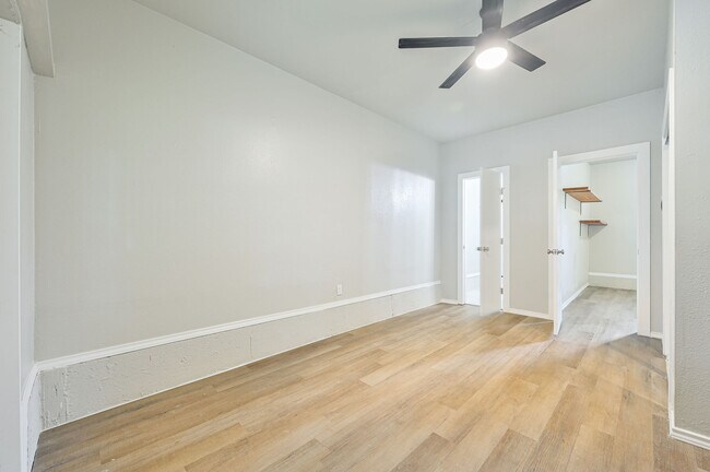 Building Photo - 1021 W Woodcrest Dr