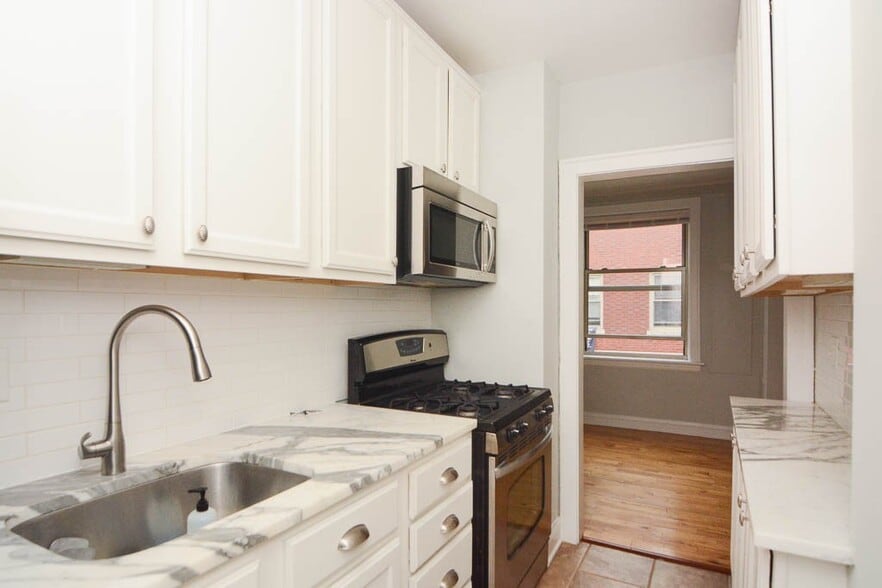 Building Photo - 447 W Surf St