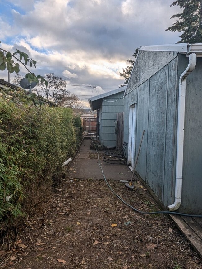 Building Photo - Freshly Updated 3 Bedroom 1 bath Home with Garage, Fenced Yard & Pet Friendly!