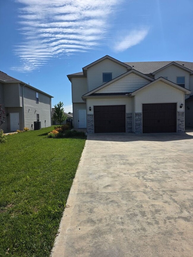 Building Photo - Coming Soon - Spacious 3 Bedroom Townhome with Garage