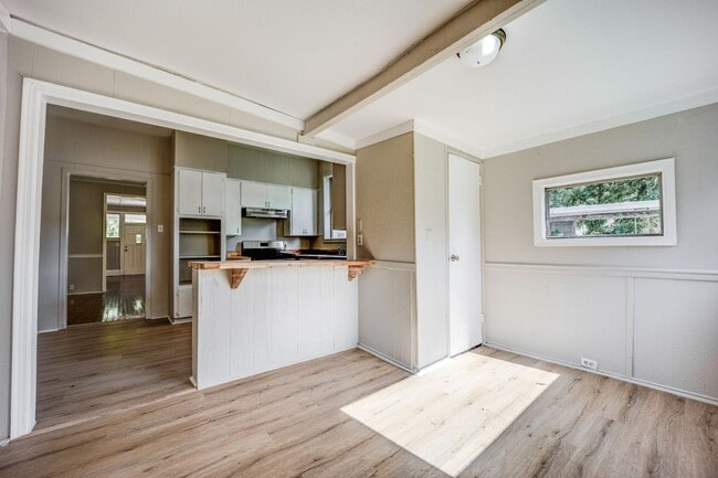 Building Photo - Freshly Updated 3 Bedroom House