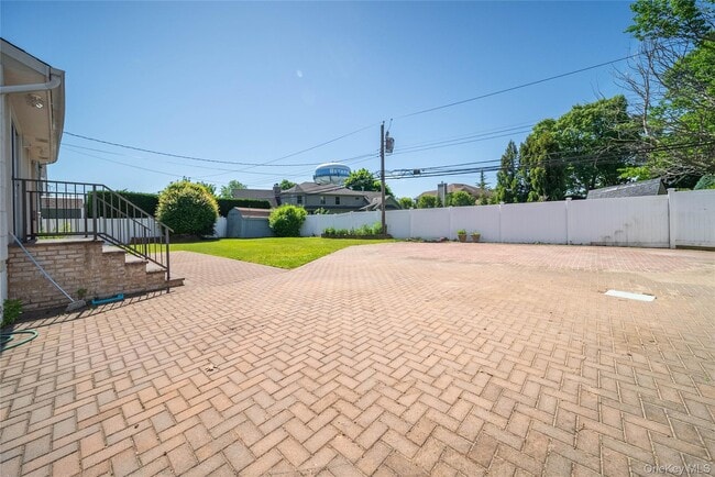 Building Photo - 6 Manor Dr