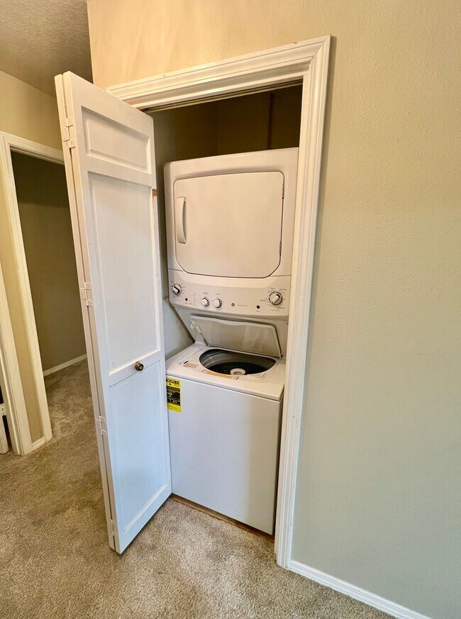 Building Photo - Remodeled 3BR in Mountain Park | Primary Suite + Deck | Lake Oswego