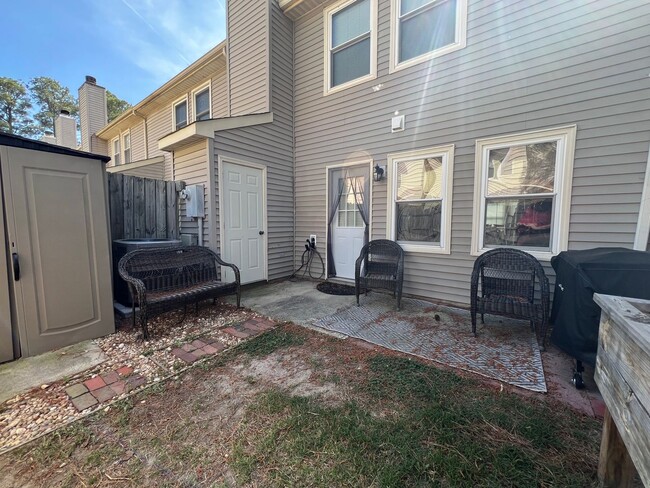 Building Photo - Updated End-Unit Townhouse in York County