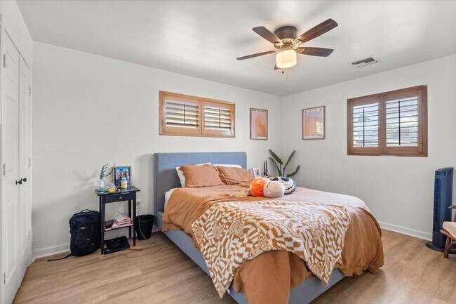 Building Photo - 535 W 19th St