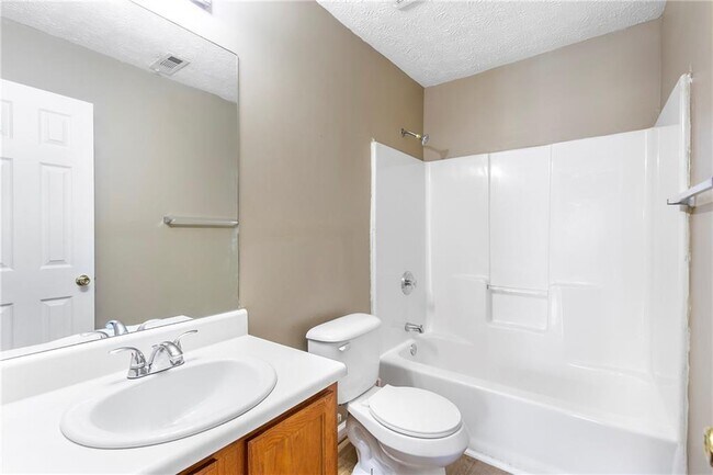 Building Photo - 314 Country Club Dr