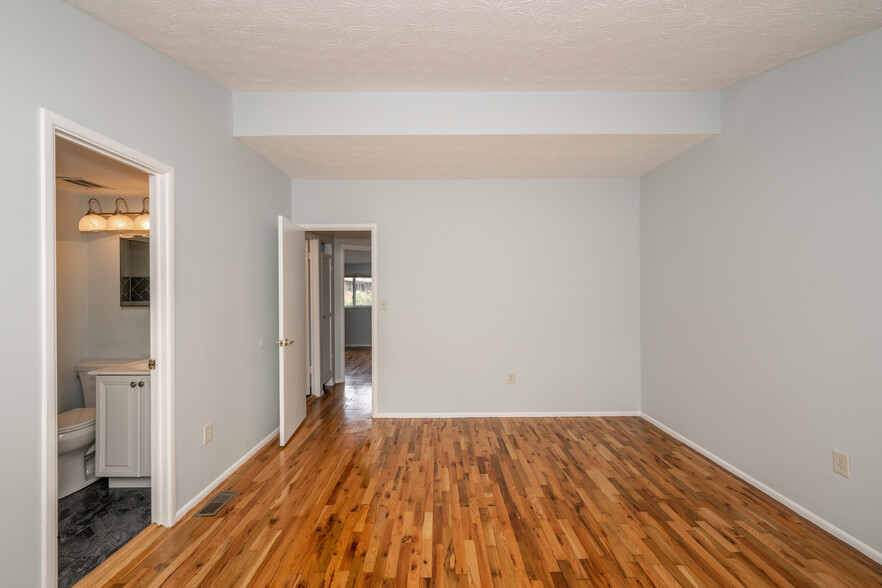 Master bathroom - 7752 Montgomery Rd