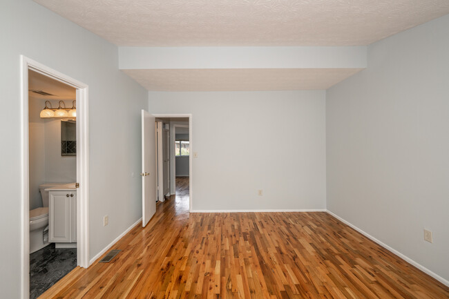 Master bathroom - 7752 Montgomery Rd