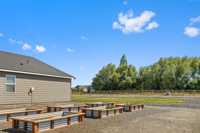 Building Photo - 4 Bedroom Home with Spacious Fully Fenced ...